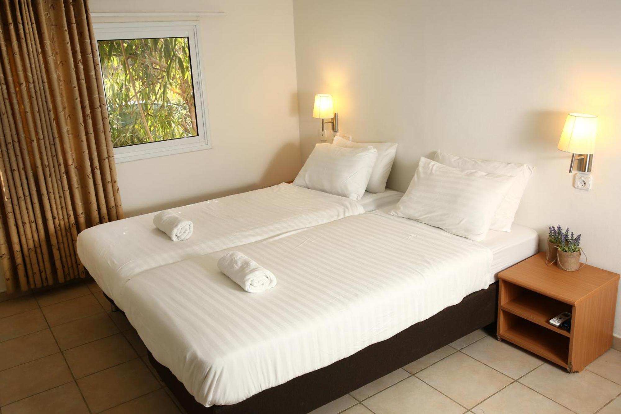 Eilot Kibbutz Country Lodging Eilat Rum bild